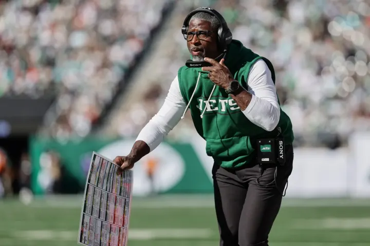Jets Should Keep Aaron Glenn Despite Recent Struggles