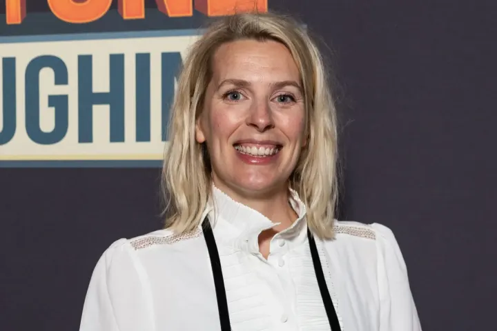 Sara Pascoe Says She Was Fired After Freezing on Wall of Fame Set