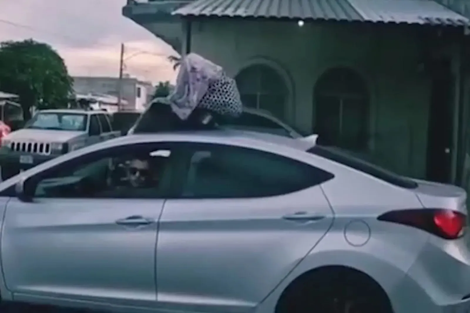 Man Drives with Baby Carrier on Car Roof in Torreon After Forgetting Infant Inside