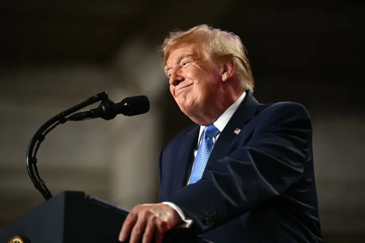 Trump Intensifies Obama Attack While Voice Falters at Rally Tour